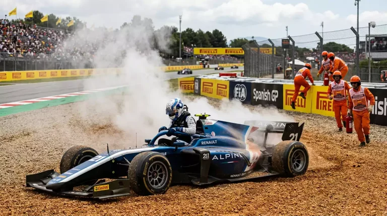 Monoplaza de Formula 1 detenido en escapatoria con humo del motor averiado