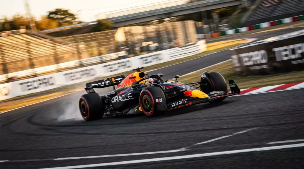 Monoplaza de Fórmula 1 en vuelta rápida durante sesión de clasificación