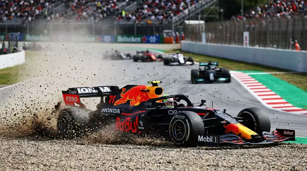 Piloto de Fórmula 1 cometiendo error en curva durante carrera